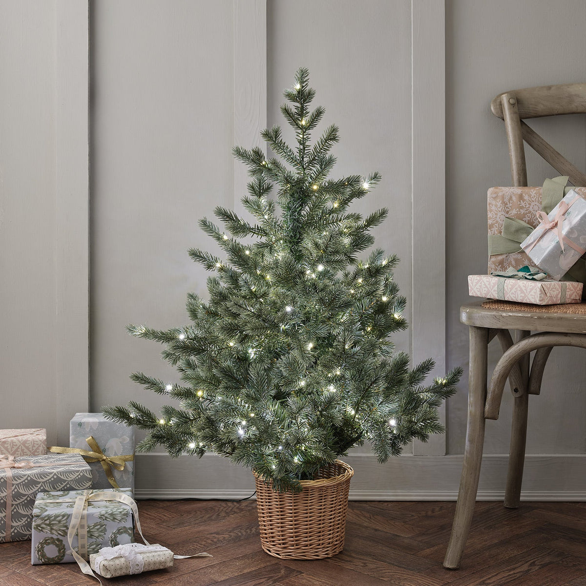 LED Weihnachtsbaum im Rattan-Korb – Bicolor 90cm