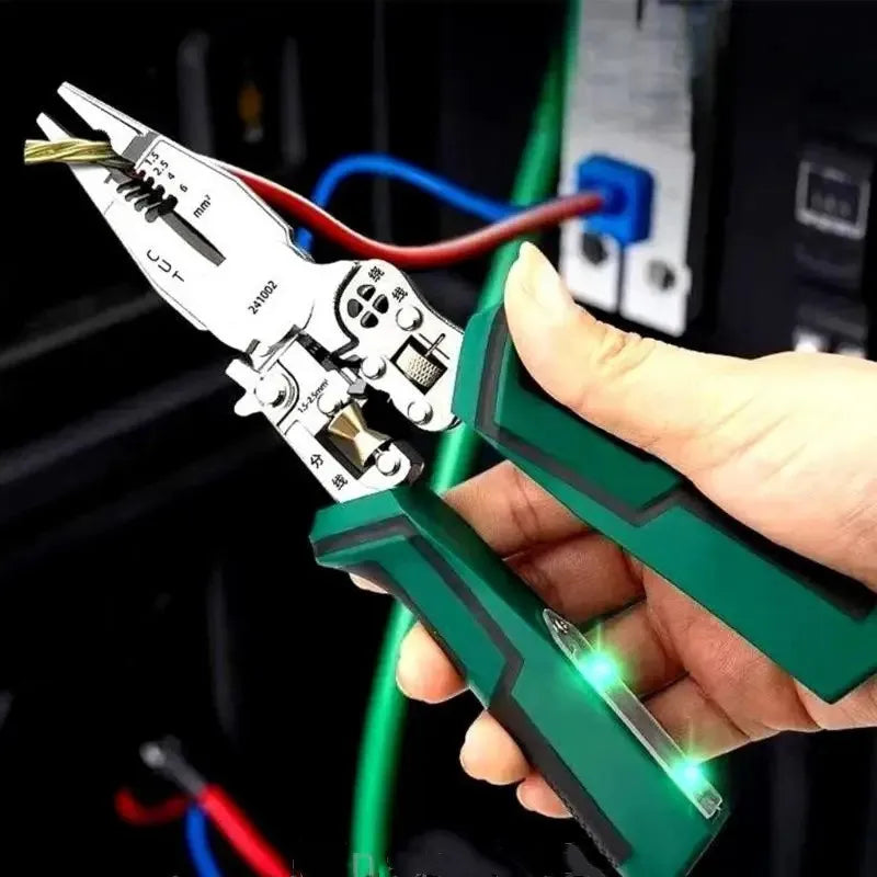 StrippingPliers Anwendung an Sicherungskasten mit Kabeln