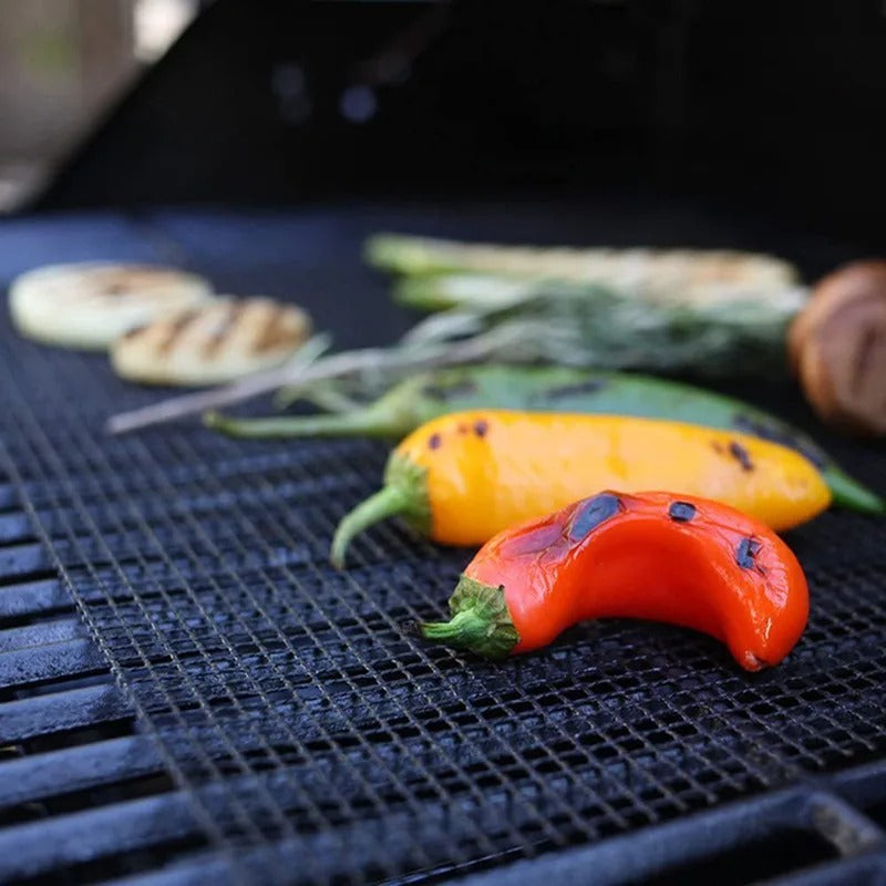 Gemüse auf dem GrillNet direkt auf dem Holzkohlegrill