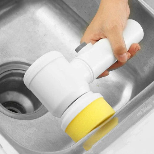 MagicBrush mit Schwammkopf reinigt eine Spüle aus Edelstahl