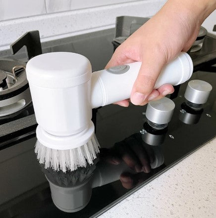 MagicBrush elektrische Reinigungsbürste beim Schrubben eines Kochfelds
