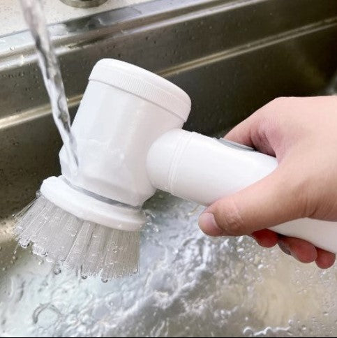 MagicBrush Bürstenkopf unter fließendem Wasser im Spülbecken