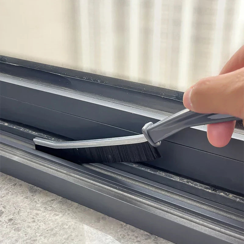 EasyReach Eckenbürste reinigt die Laufschiene eines Fenster- oder Türrahmens