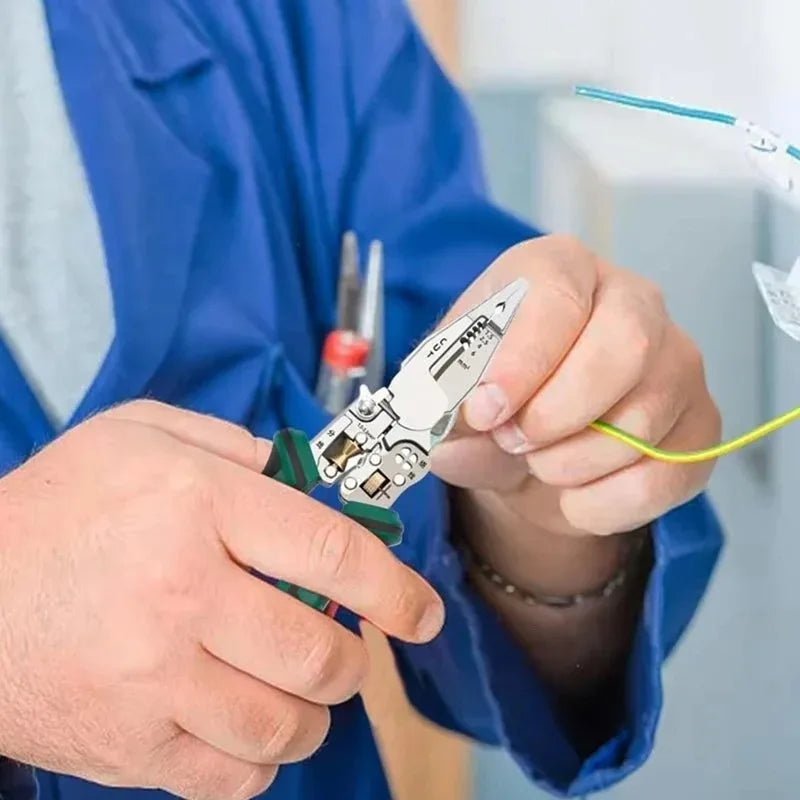 StrippingPliers professionelle Anwendung durch Elektriker