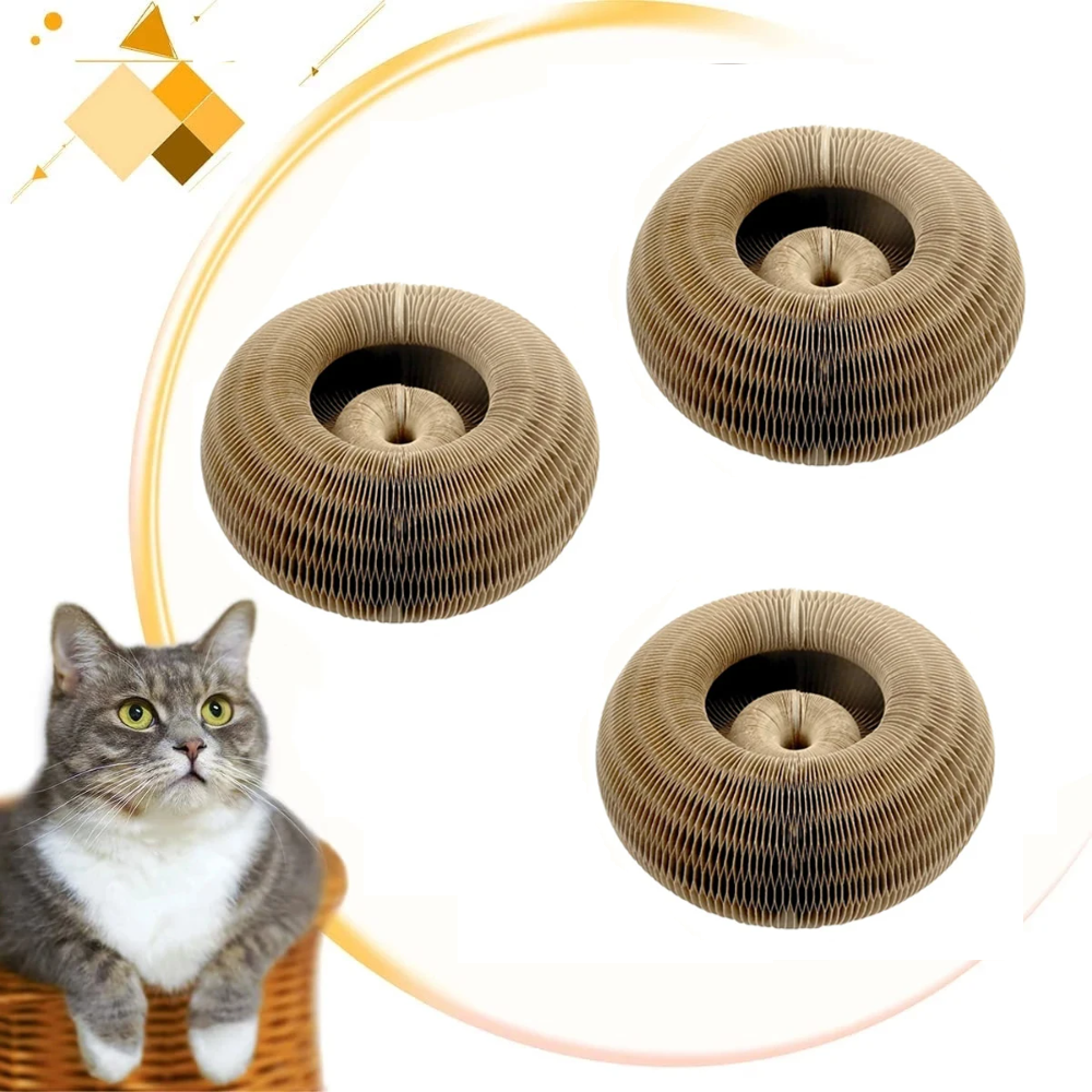 Drei Catfri FoldScratcher in unterschiedlichen Größen mit grauer Katze