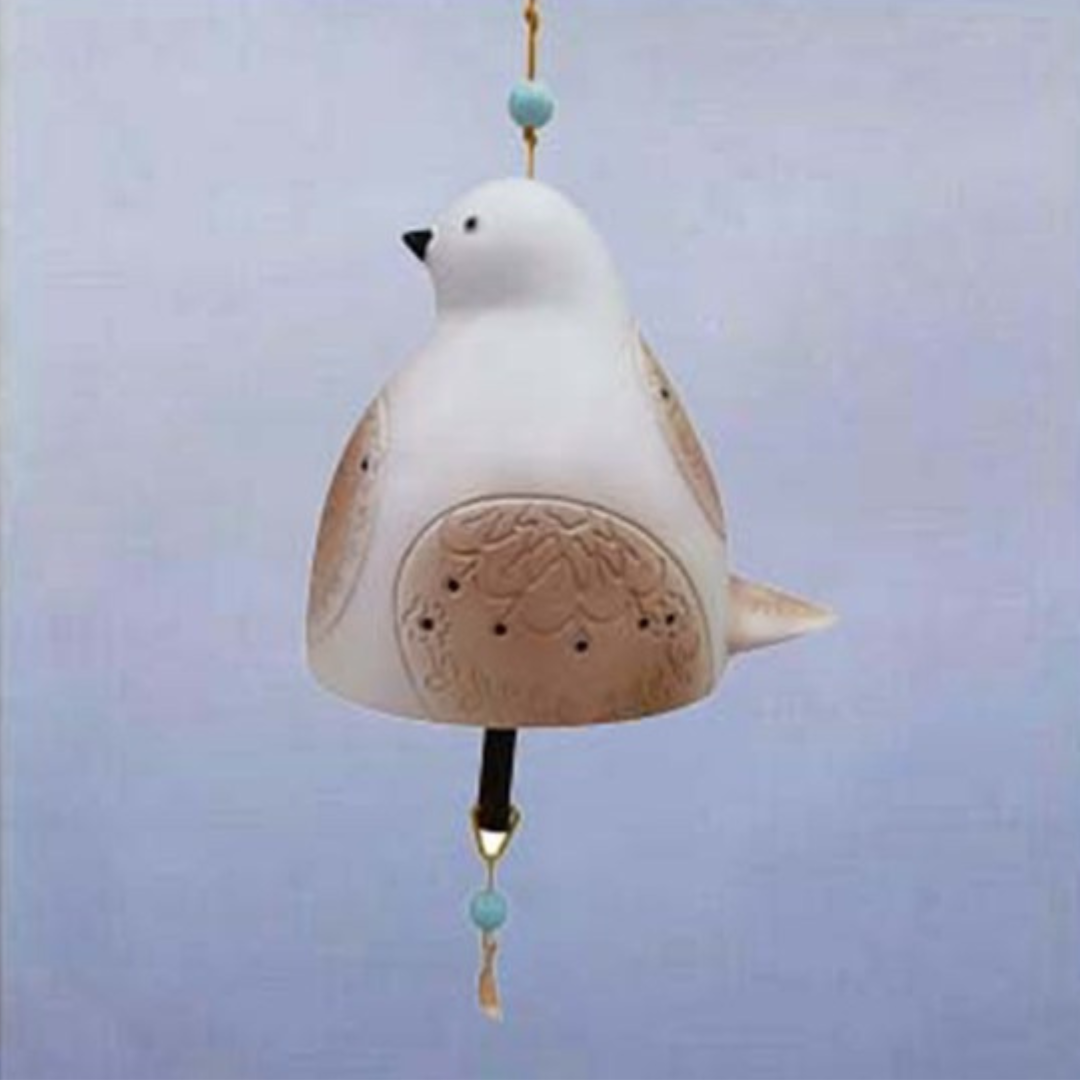 Weißes BirdChime Windspiel im Dove-Design, Produktfoto auf hellem Hintergrund