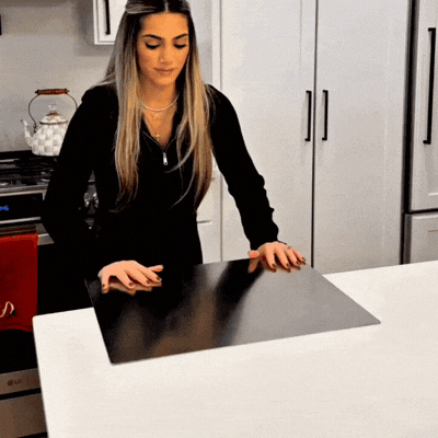KitchenBoard Edelstahl-Kuechenbrett bei der Essensvorbereitung