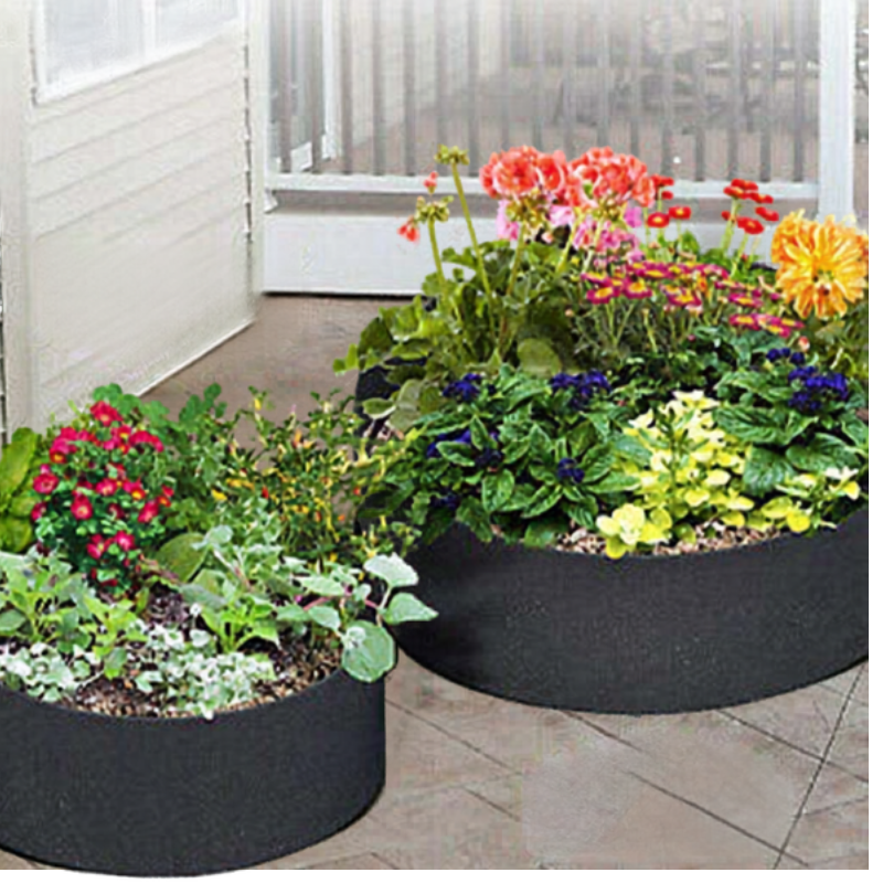 Zwei GardenBed Hochbeete auf Terrasse und Balkon mit bunten Blumen
