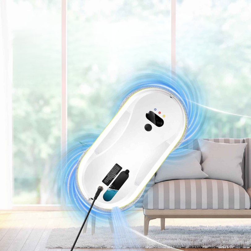 CleaningBot reinigt ein Fenster im Wohnzimmer, Wassersprüheffekt sichtbar