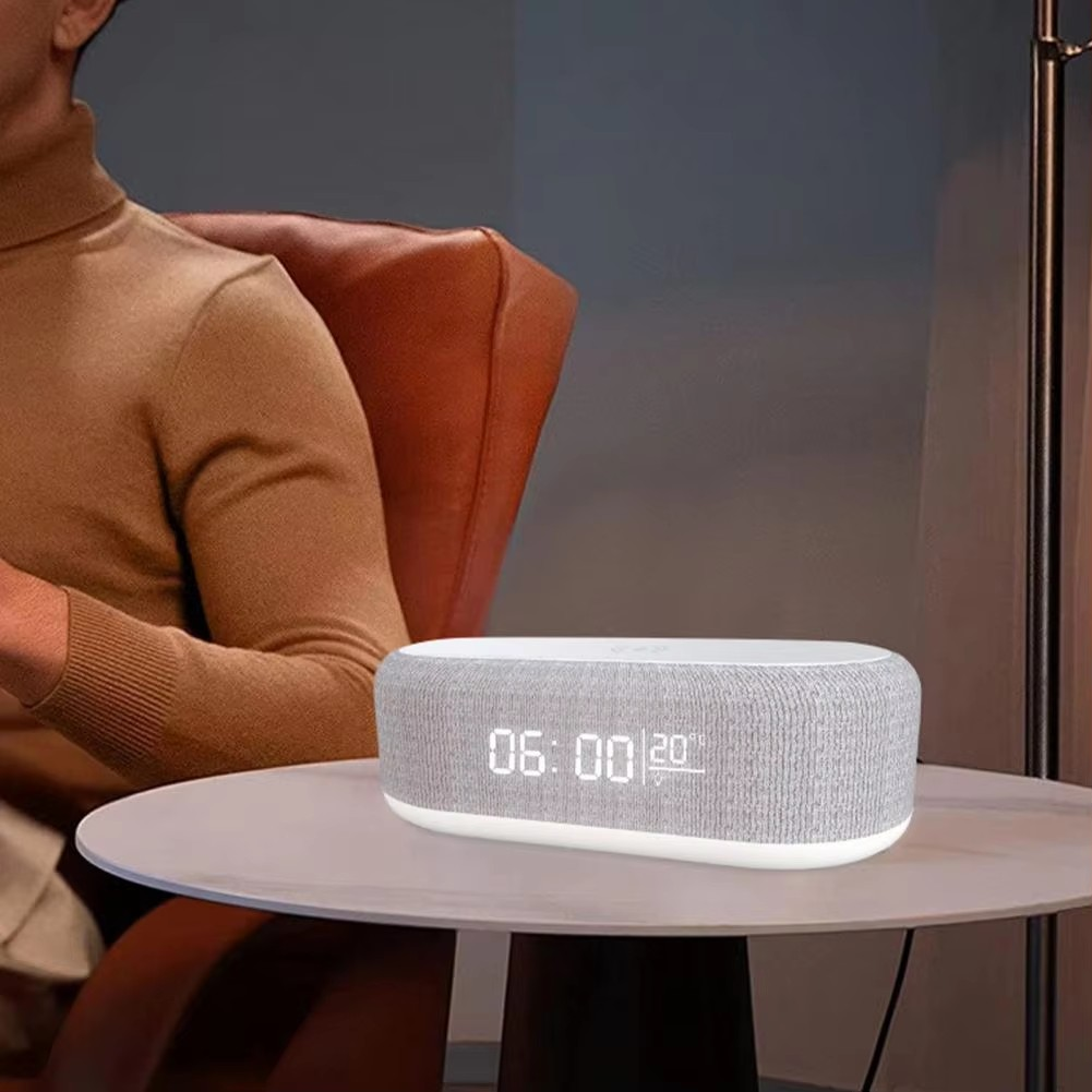 ChargeClock LED-Uhr mit Temperaturanzeige neben Sessel