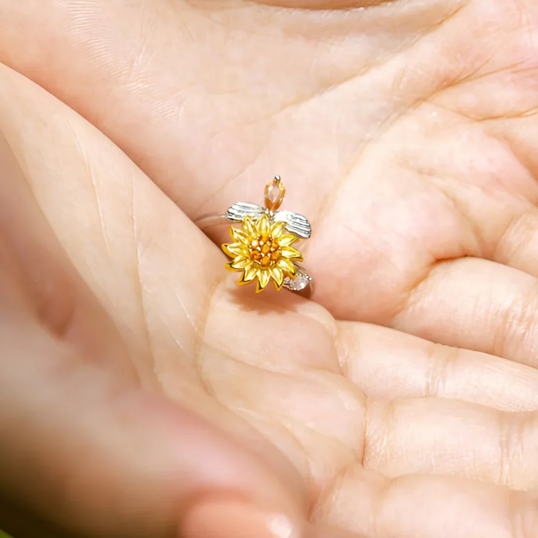 SunflowerRing in der Hand gehalten, Nahaufnahme