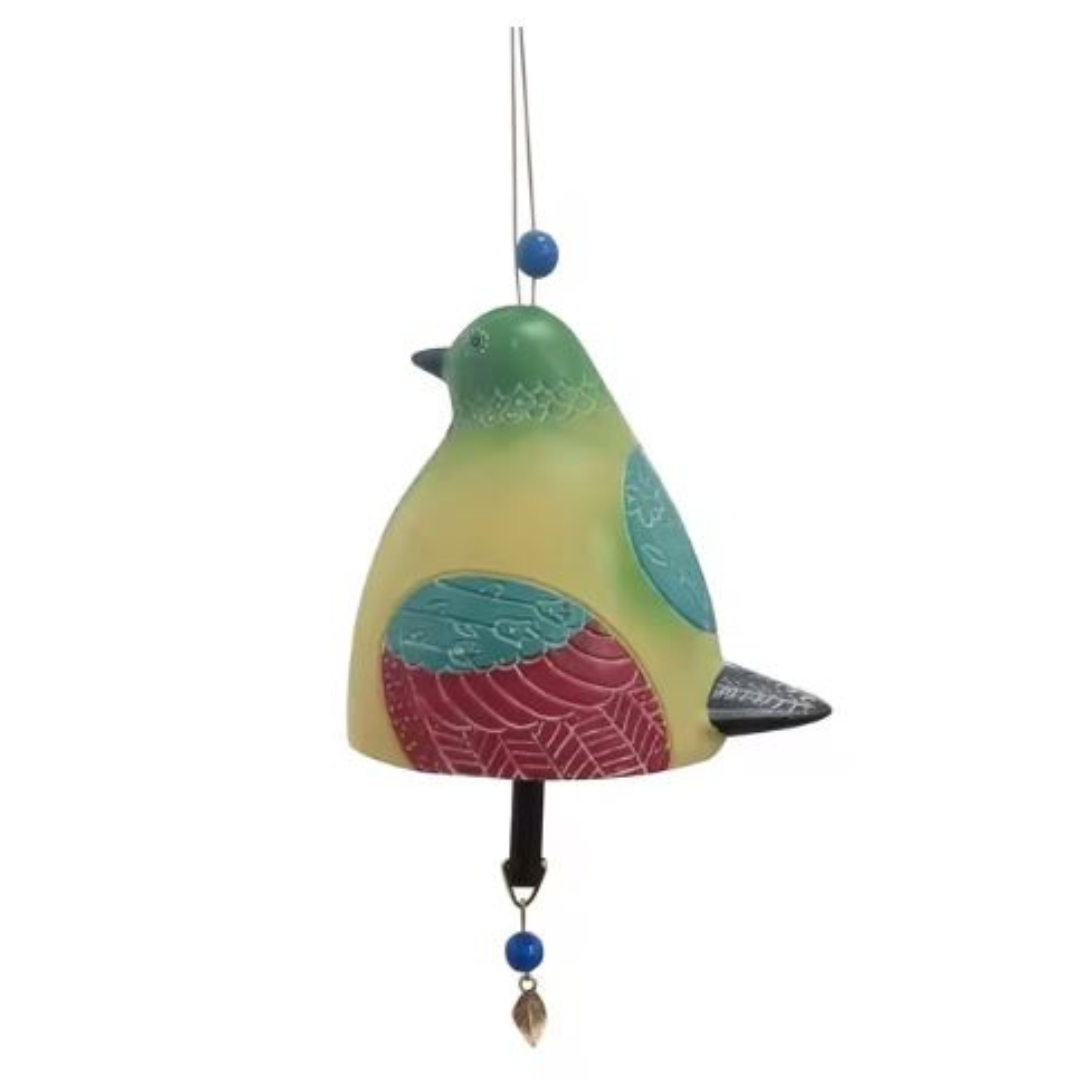 Buntes BirdChime Windspiel im Stieglitz-Design mit grünem Kopf und rot-petrolfarbenem Federmuster, Produktfoto auf weißem Hintergrund