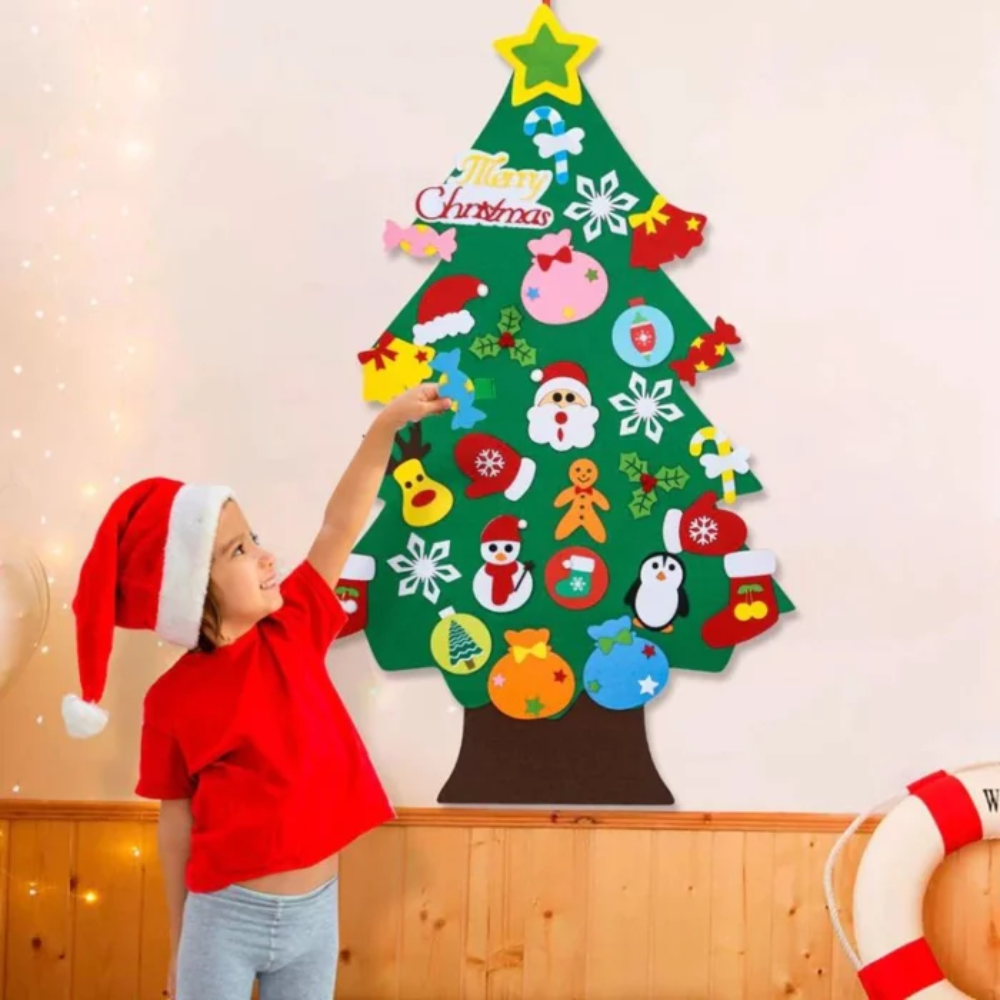 Kind schmückt eigenen Kletshuts Kersten Filzbaum an der Wand