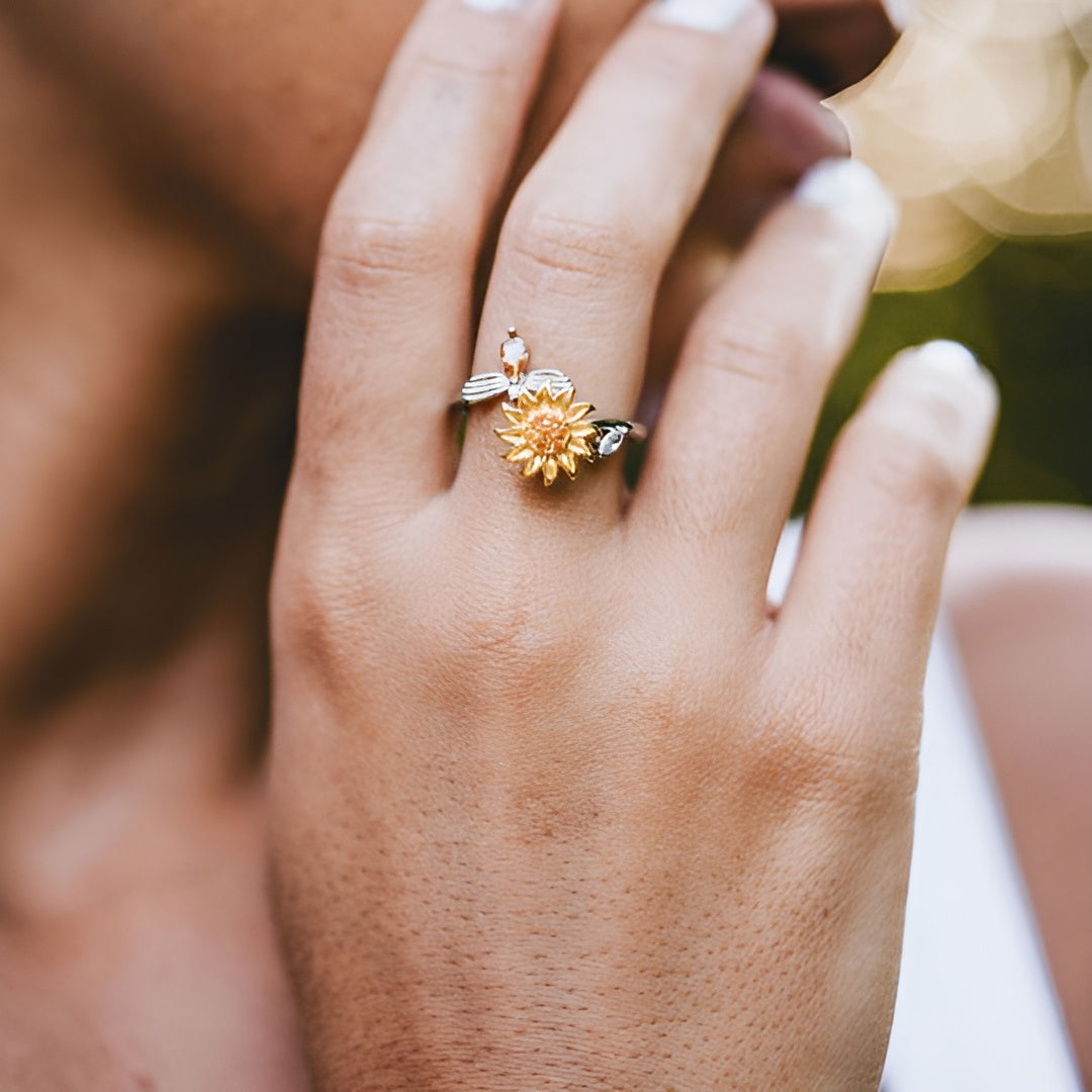 SunflowerRing getragen am Finger, Nahaufnahme