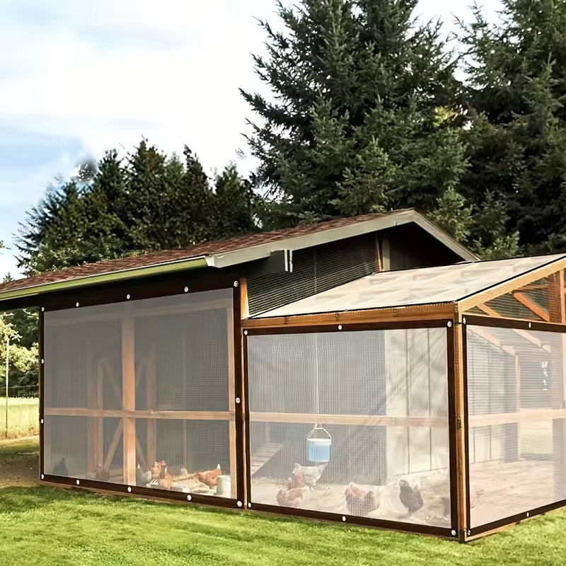 OutdoorCover Schutzplane als Wetterschutz an einem Hühnerstall montiert