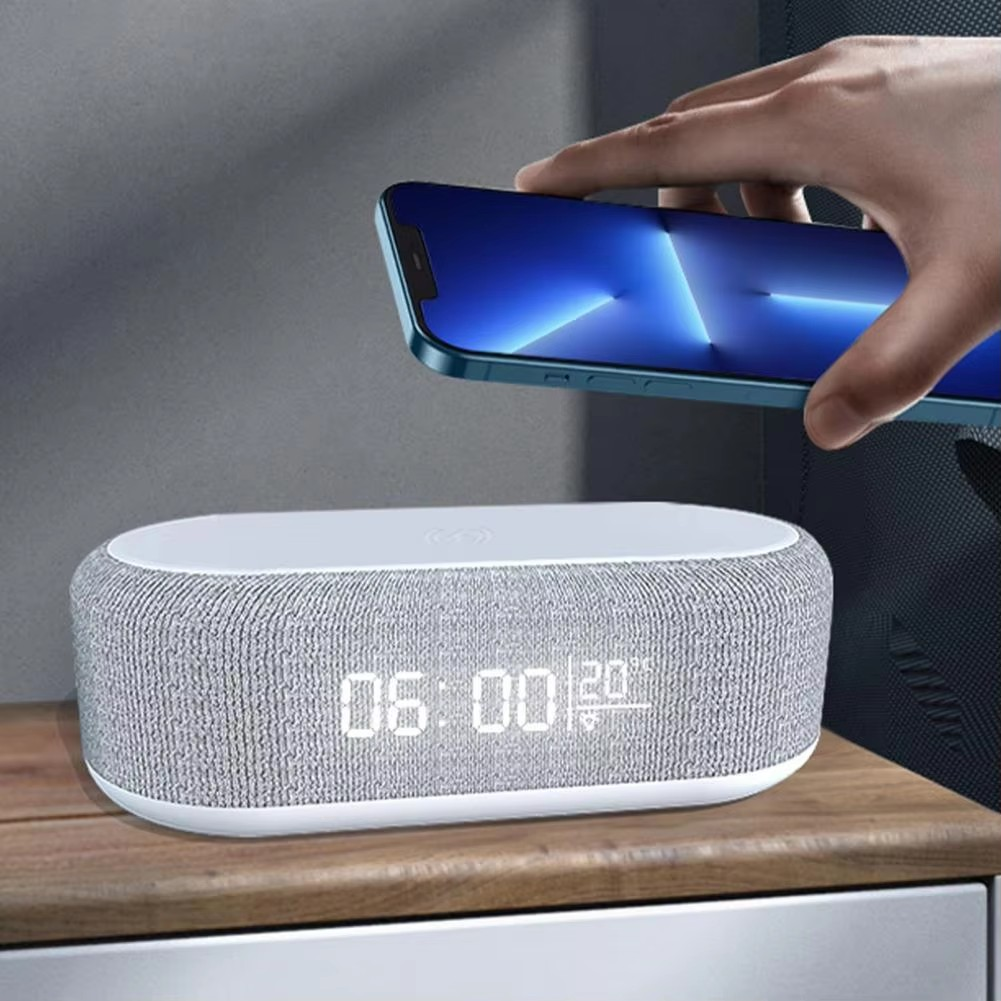 ChargeClock Smartphone wird kabellos aufgelegt