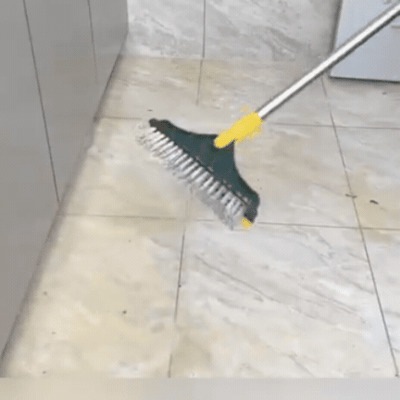 MultiBroom Reinigungsbesen mit drehbarem Bürstenkopf in Aktion