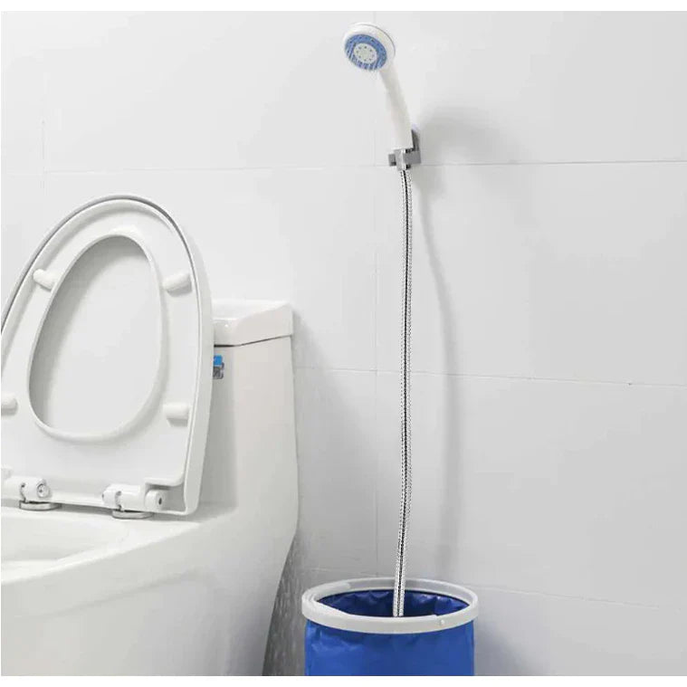 PortableShower an Wandhalterung über einem Eimer im Badezimmer montiert