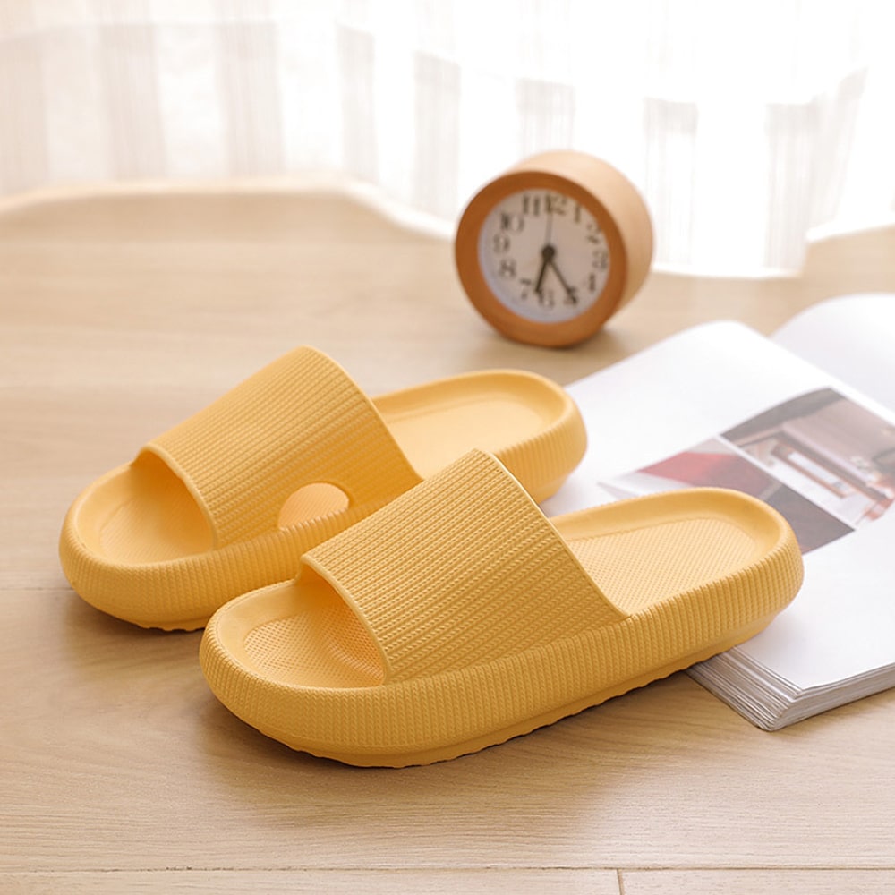 ComfySlippers orange Paar freigestellt