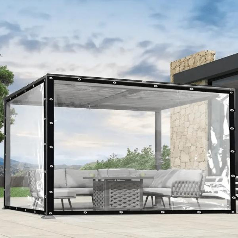 OutdoorCover transparente Schutzplane an Pergola montiert, mit Gartenmöbeln im geschützten Bereich