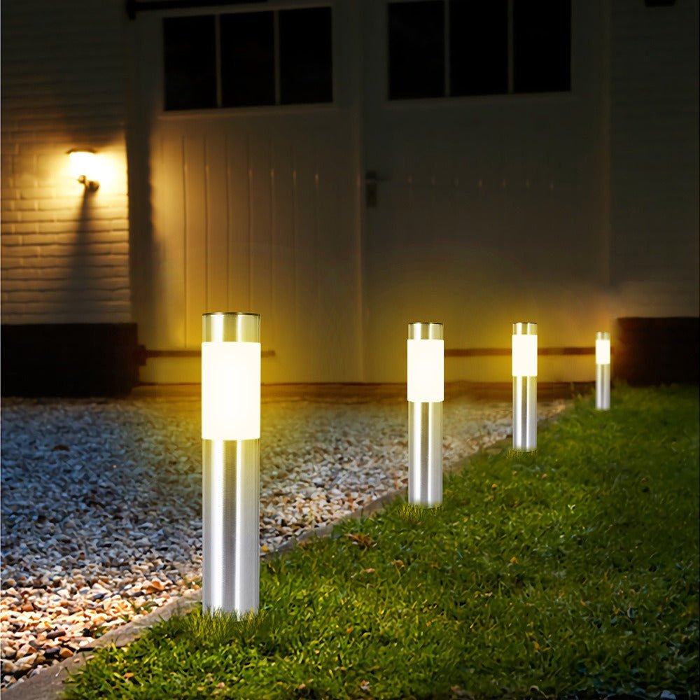 SolarLux Wegeleuchten beleuchten abends die Einfahrt