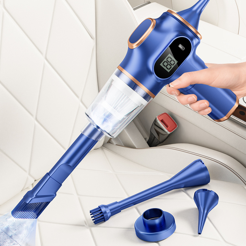 MiniVacuum Handstaubsauger in Blau wird im Auto auf der Rückbank benutzt, mit allen vier Düsenaufsätzen im Bild