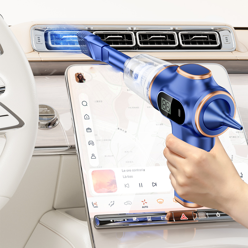 MiniVacuum Handstaubsauger reinigt die Lüftungsdüsen im Auto-Armaturenbrett