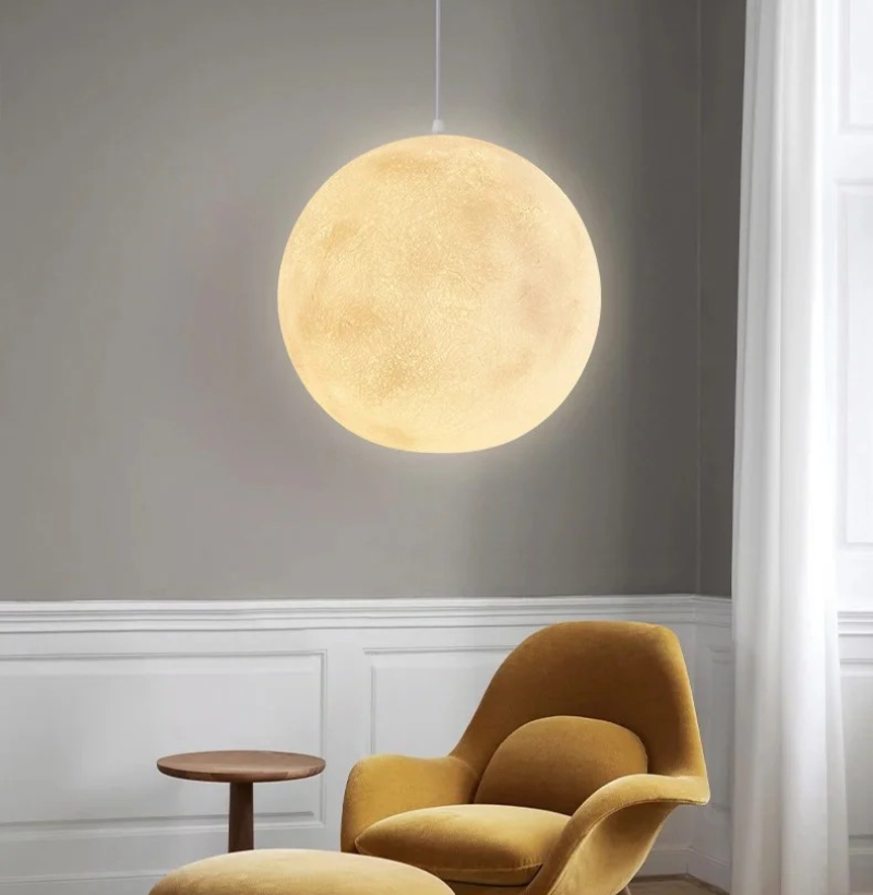 MoonLamp Mond-Hängeleuchte im Wohnzimmer