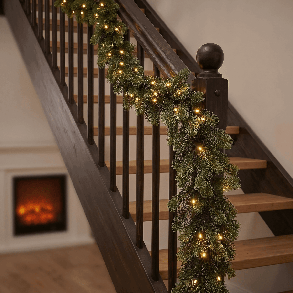 Winterliche Tannengirlande mit LED – Indoor/Outdoor 270 cm